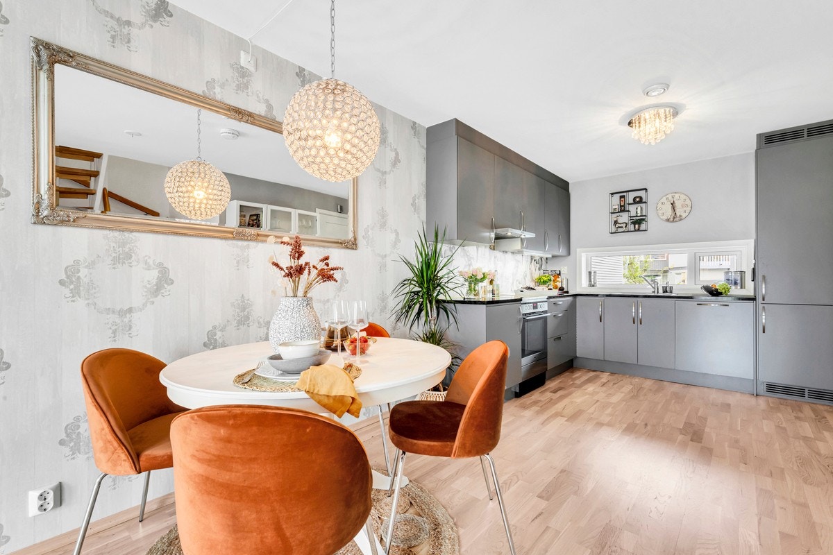 Det er god plass til spisebord mellom stue og kjøkken. Galleribilde