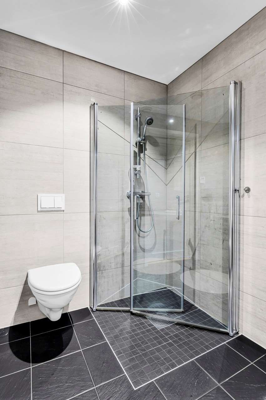 Bad i tilknytning til soverommene i 2. Etasje. Galleribilde