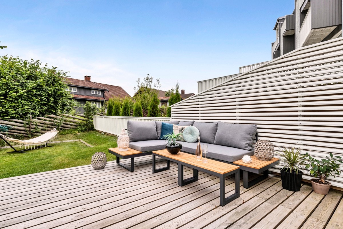 Det er trygg skolevei til Skjetten barneskole via internveier, samt trygg skolevei til Bråtejordet ungdomsskole. Galleribilde