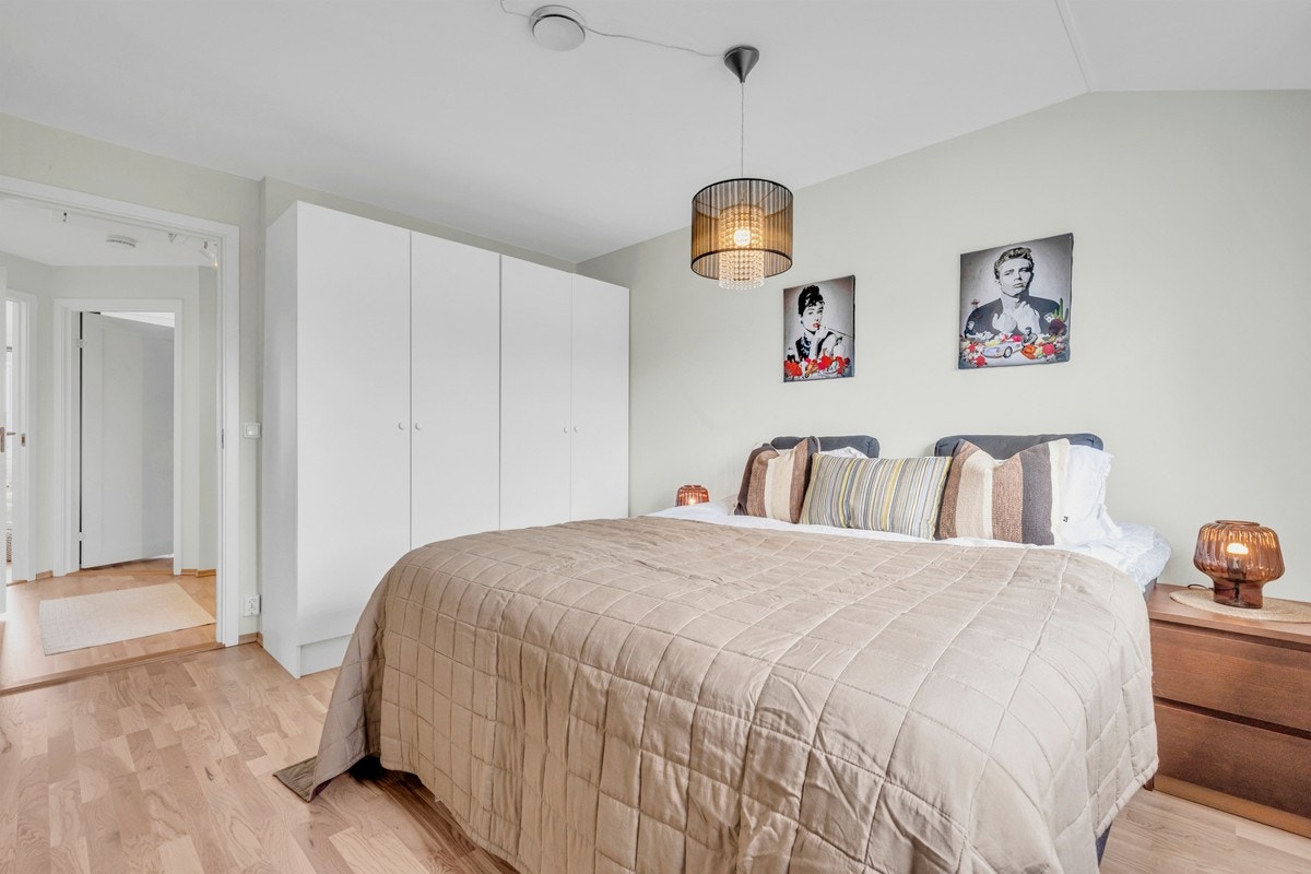 Soverom 1 med walk-in closet og garderobeskap. Galleribilde