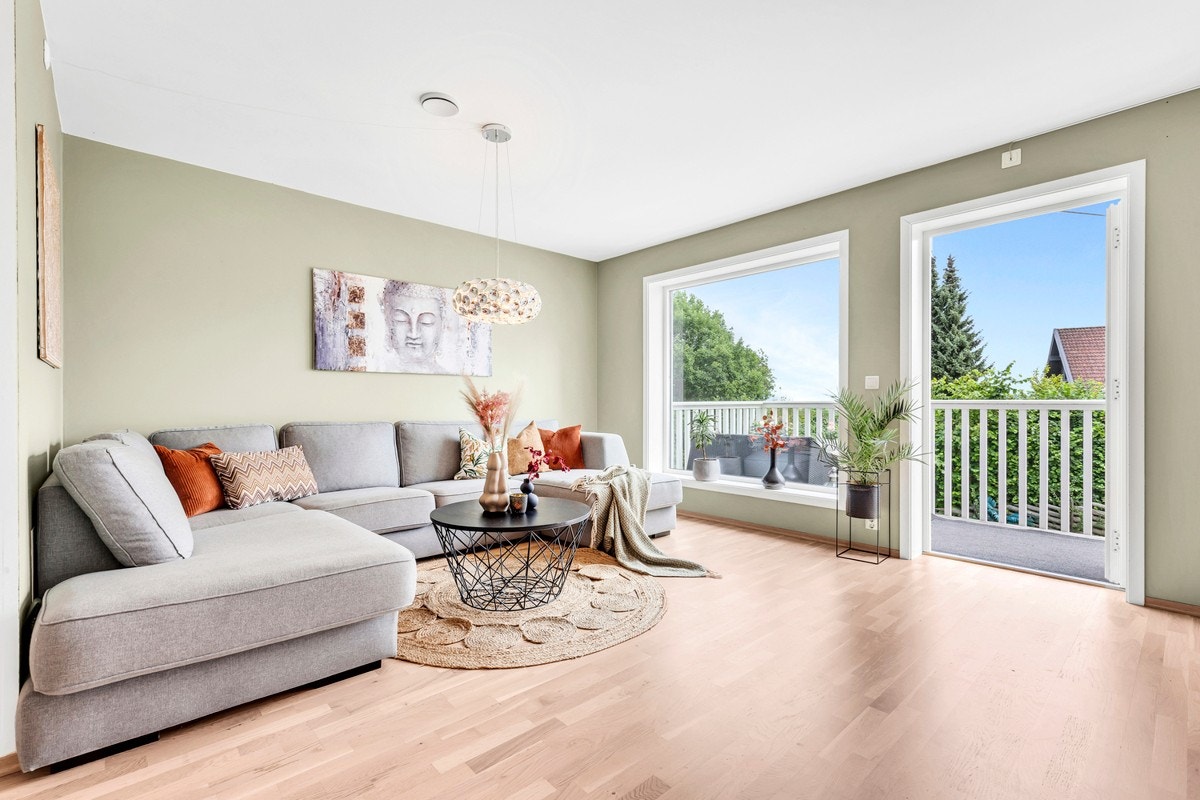 Stuen har utgang til en nordøstvendt veranda på ca. 8 kvm med fint utsyn og gode solforhold. Galleribilde