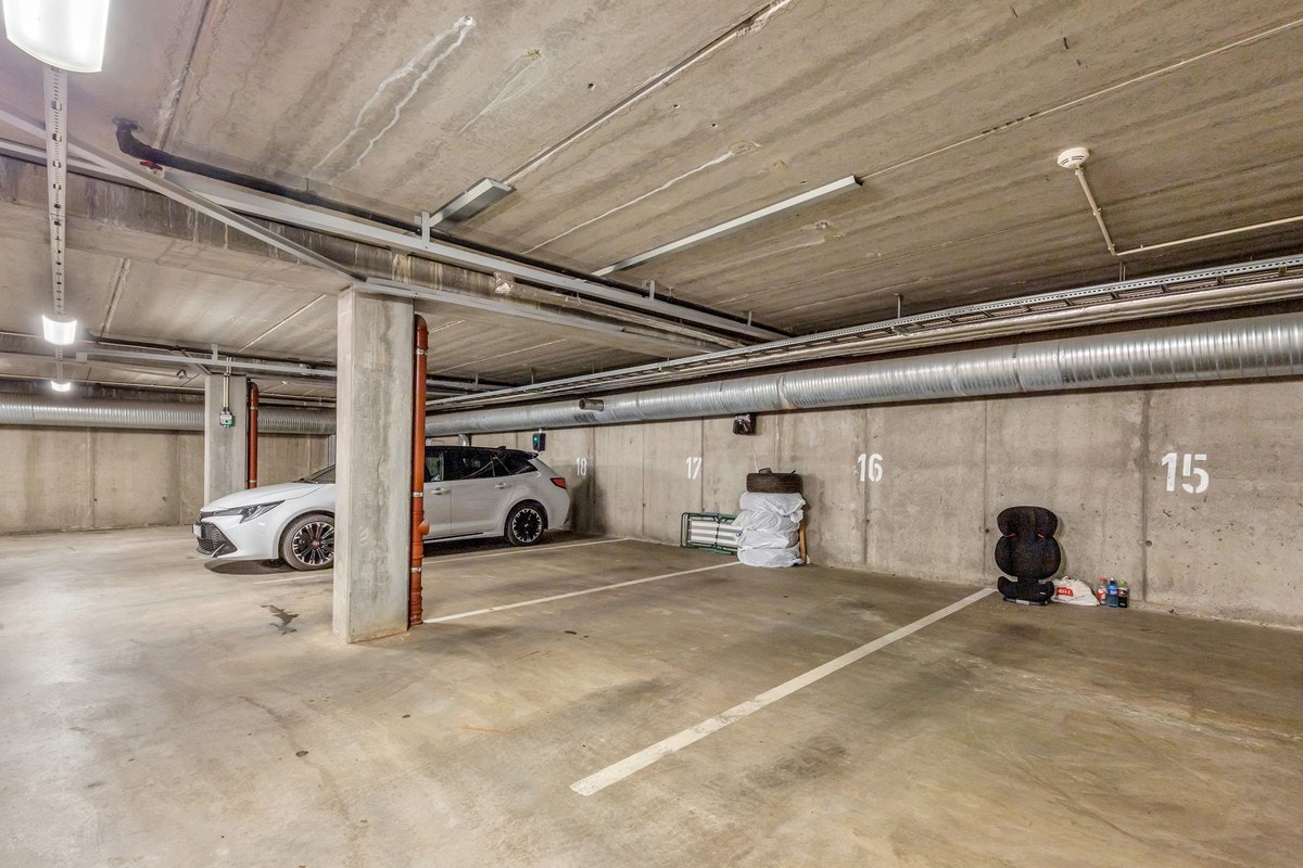 Det medfølger 1 parkeringsplass i garasjekjeller med heis. Mulighet for å montere elbillader. Galleribilde
