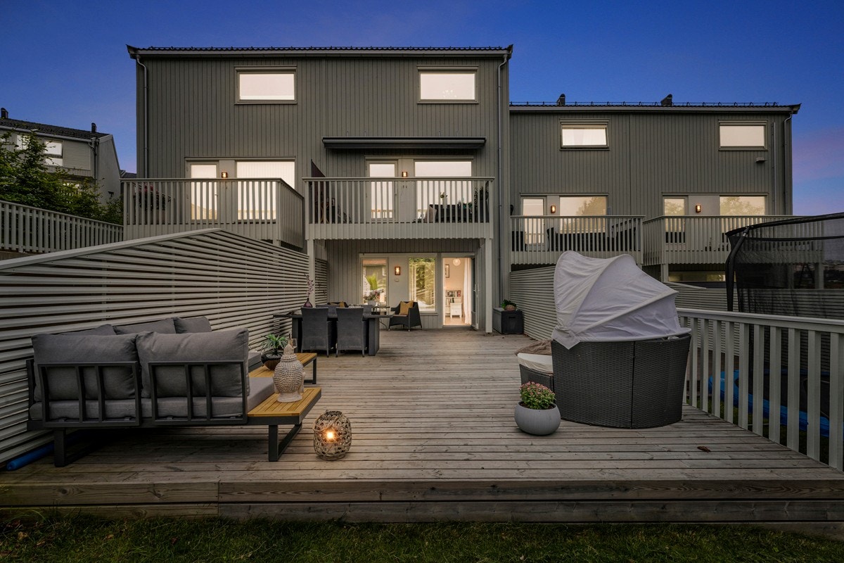 Det er trygge utearealer for de minste og plass til trampoline både i hagen og på terrassen. Galleribilde