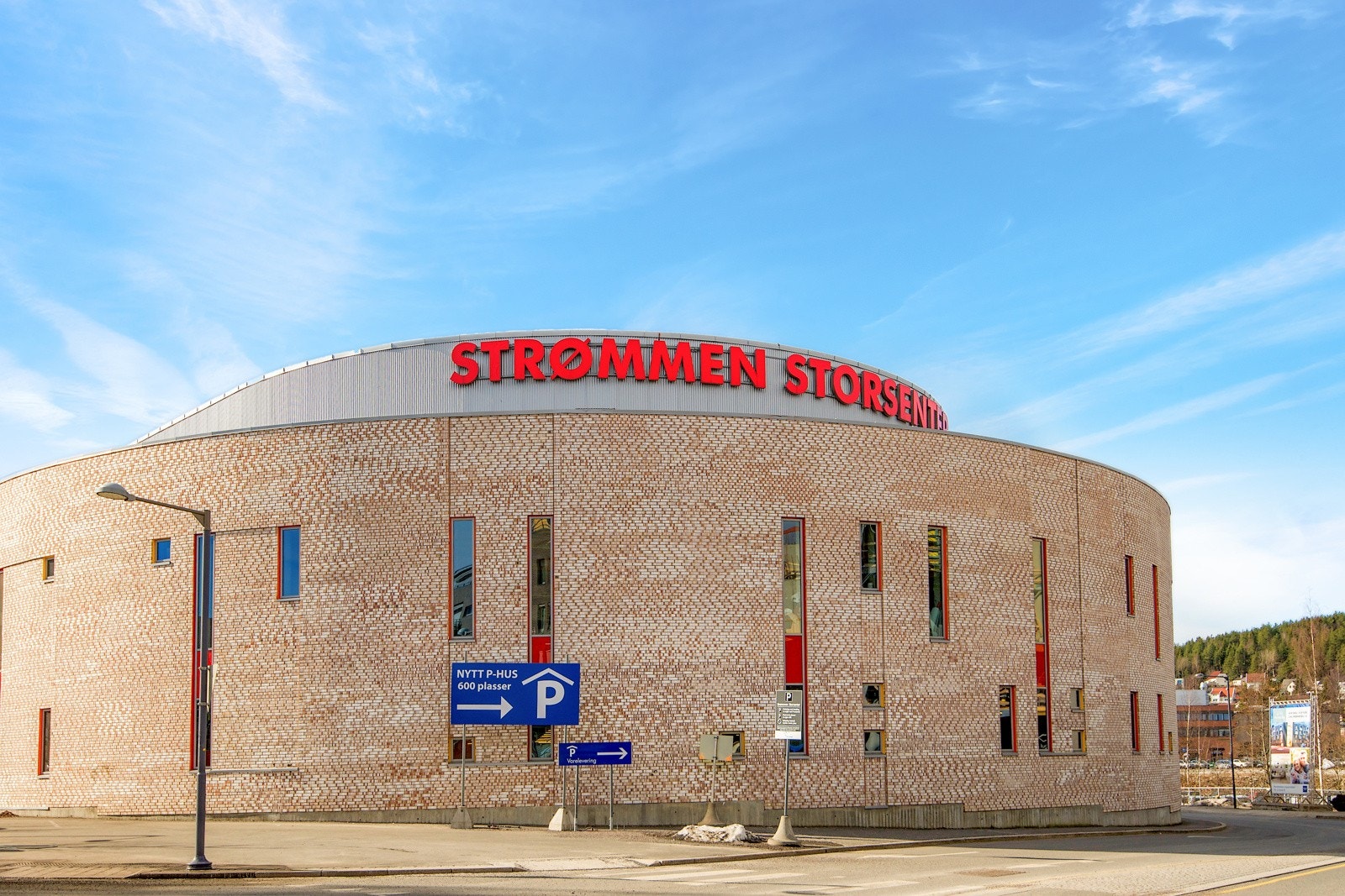 Gangavstand til Strømmen Storsenter som i dag fremstår som landets mest innholdsrike kjøpesenter med over 200 butikker og tilknyttede virksomheter Galleribilde