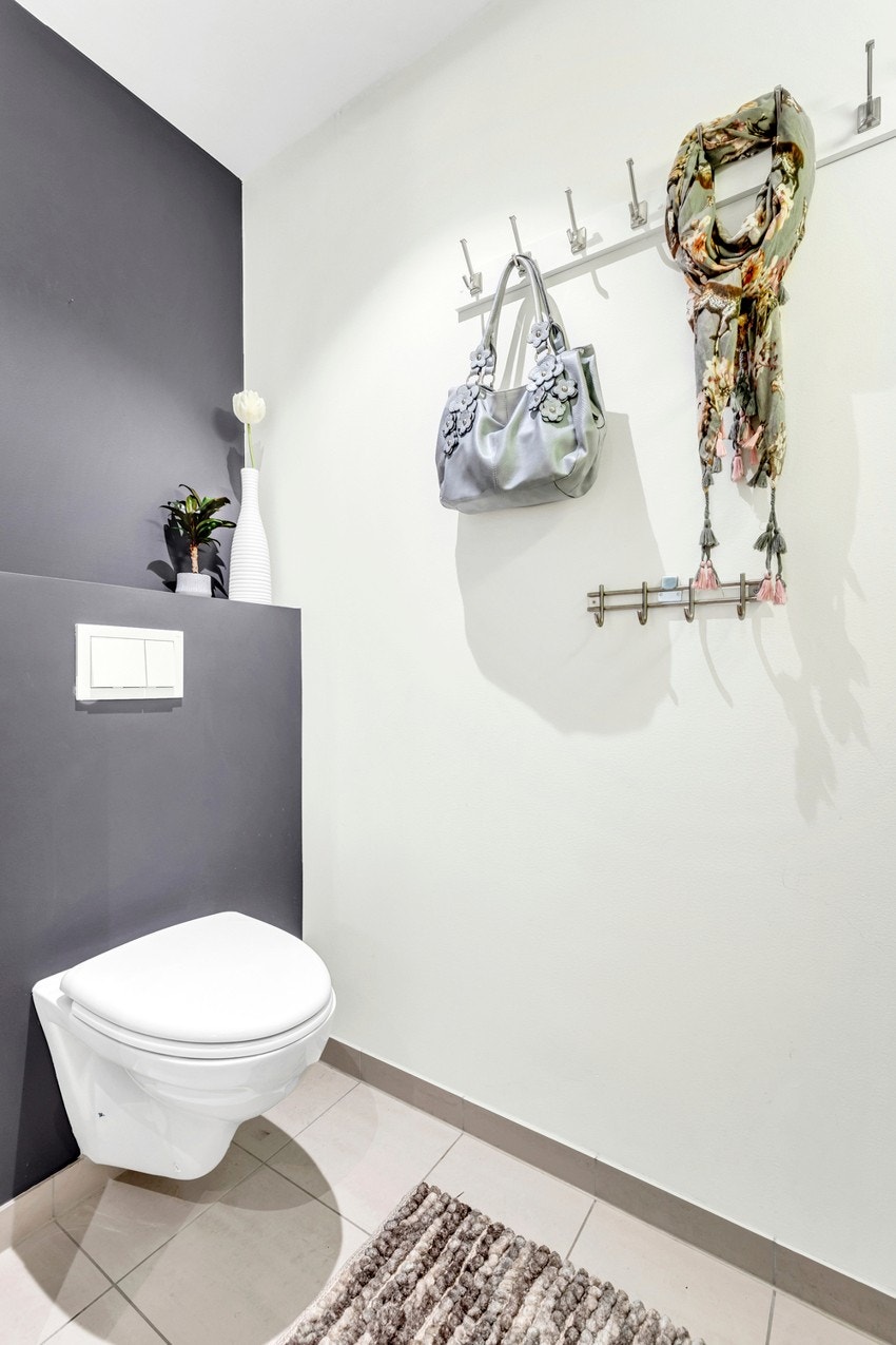 I første etasje er det et separat wc-rom med malte overflater på veggene og lyse fliser på gulv med gulvvarme. Galleribilde