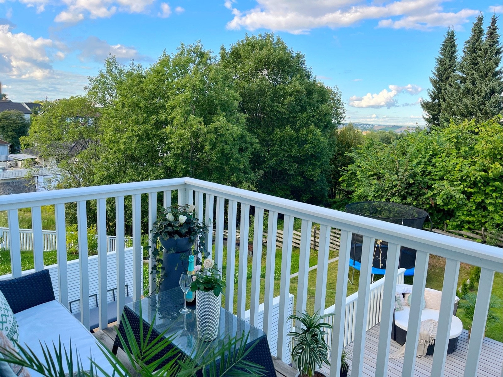 Bilde av balkongen med utgang fra stue i 1. Etasje. Galleribilde