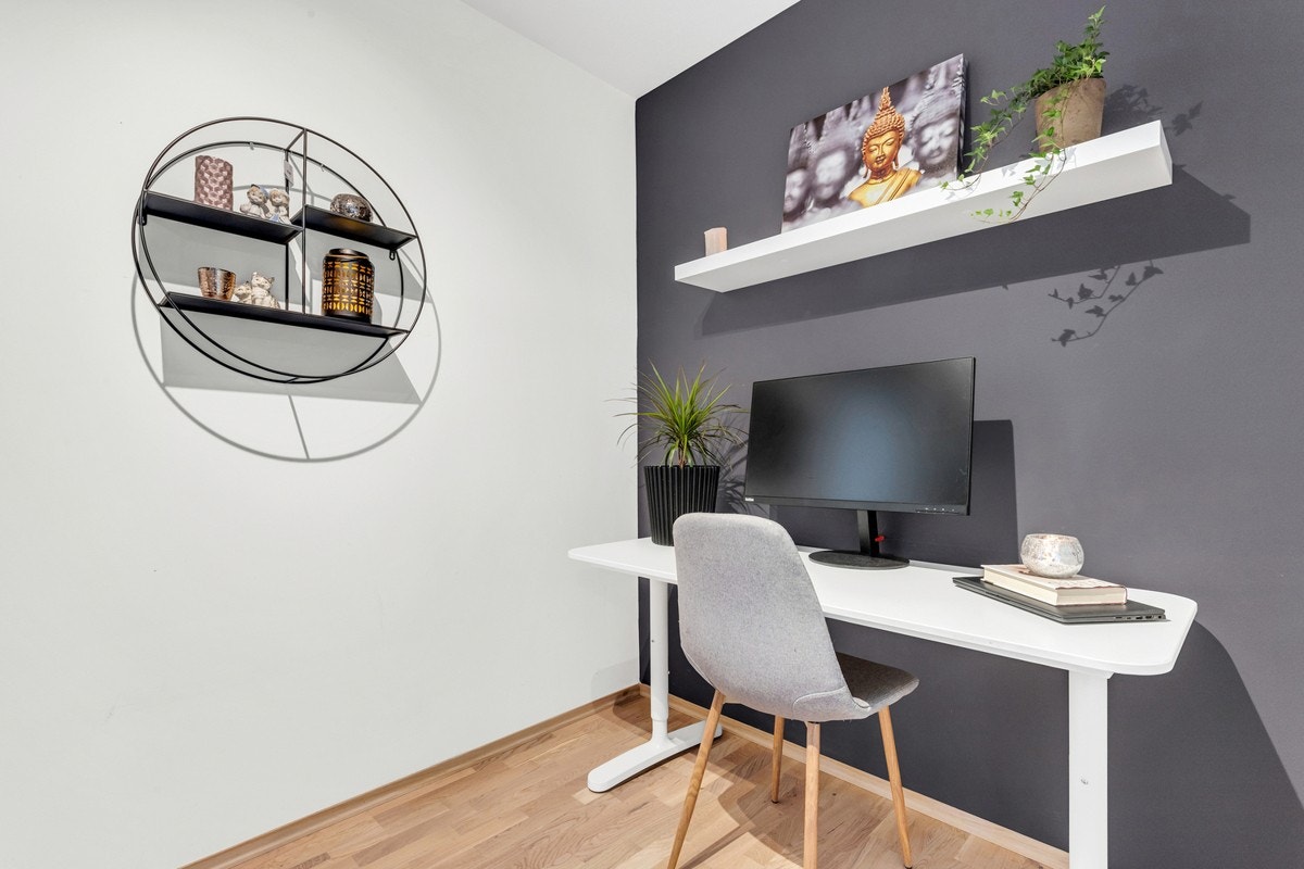 I trappegangen i underetasjen er det laget plass for hjemmekontor. Galleribilde