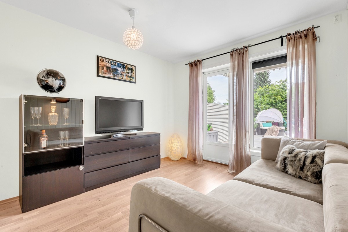 I underetasjen er det er lys og koselig stue med fin plass til sofagruppe og tv-/mediastasjon - et kjærkomment rom for storfamilien. Galleribilde