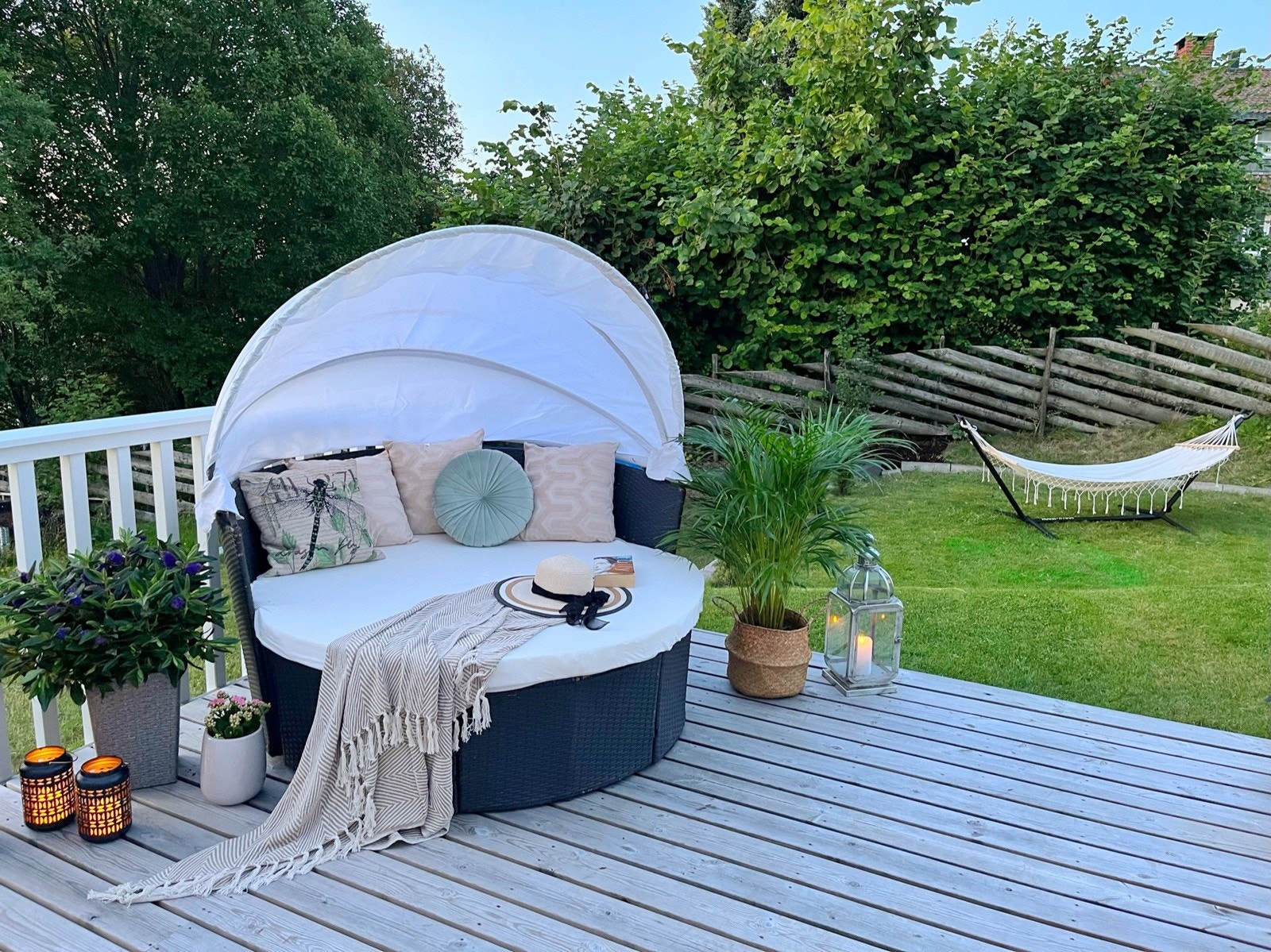 Det er god plass til å lage forskjellige soner og utemiljøer i hagen. Galleribilde