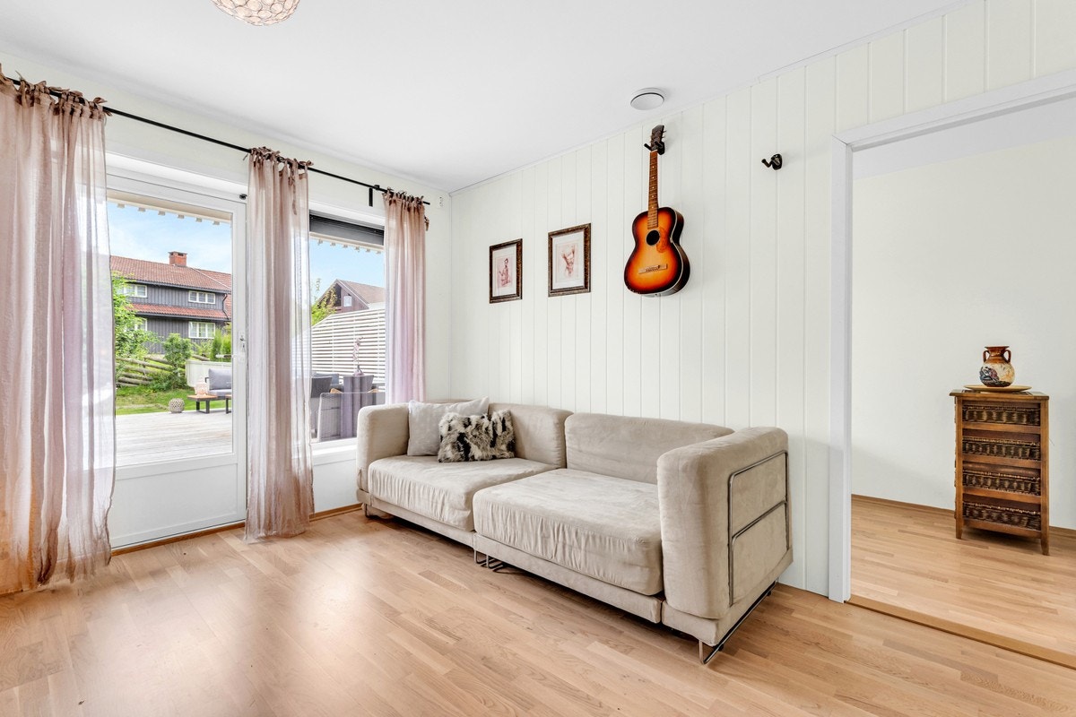 Det er utgang til terrasse og hage fra kjellerstuen. Galleribilde