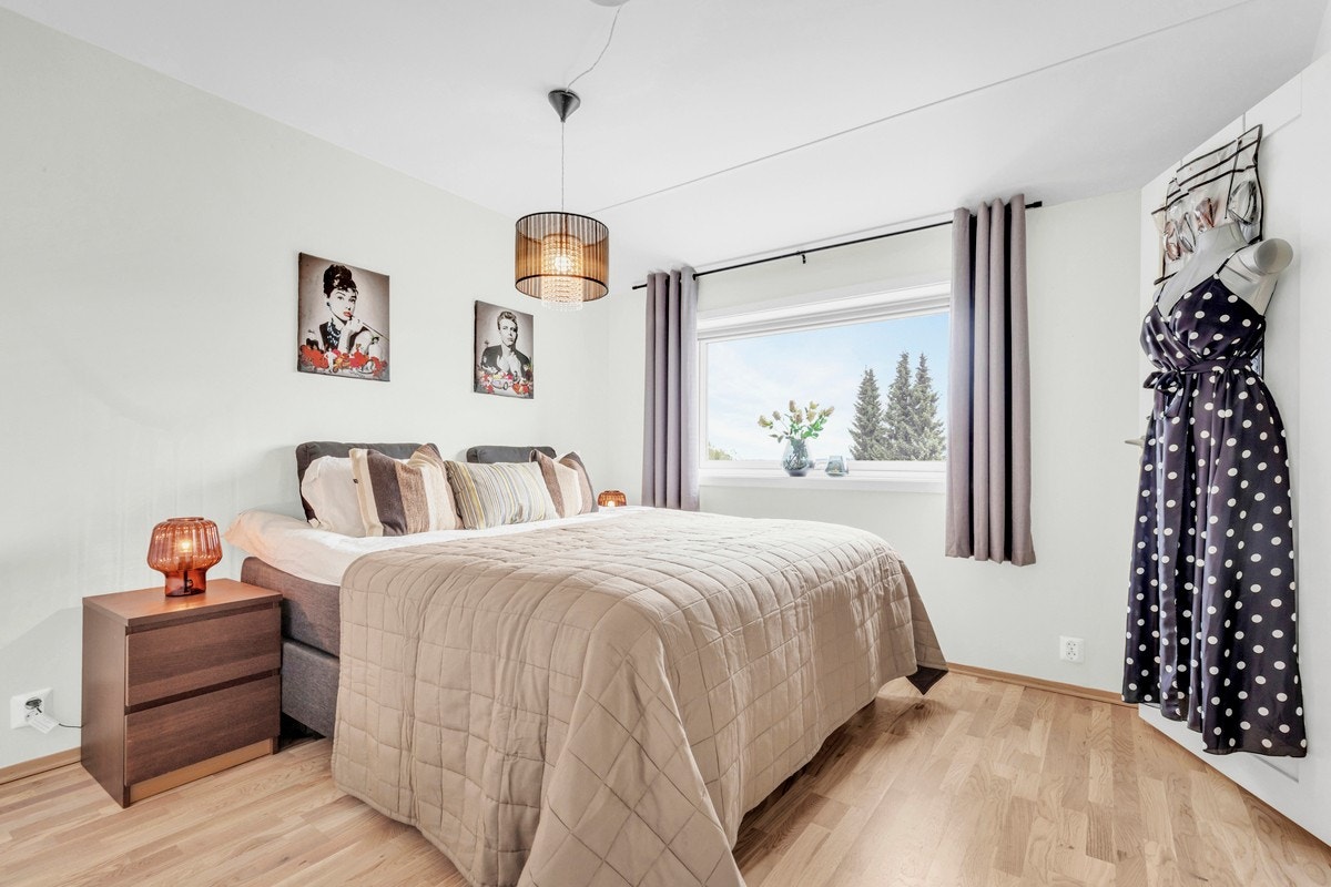 Soverom 1 med walk-in closet og garderobeskap. Galleribilde