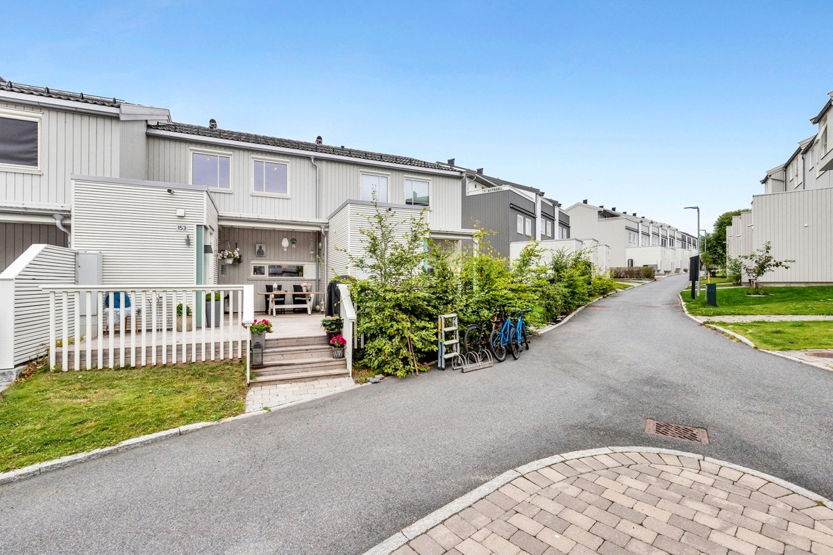 Boligen ligger innerst i en blindvei i et nyere boligfelt. Galleribilde