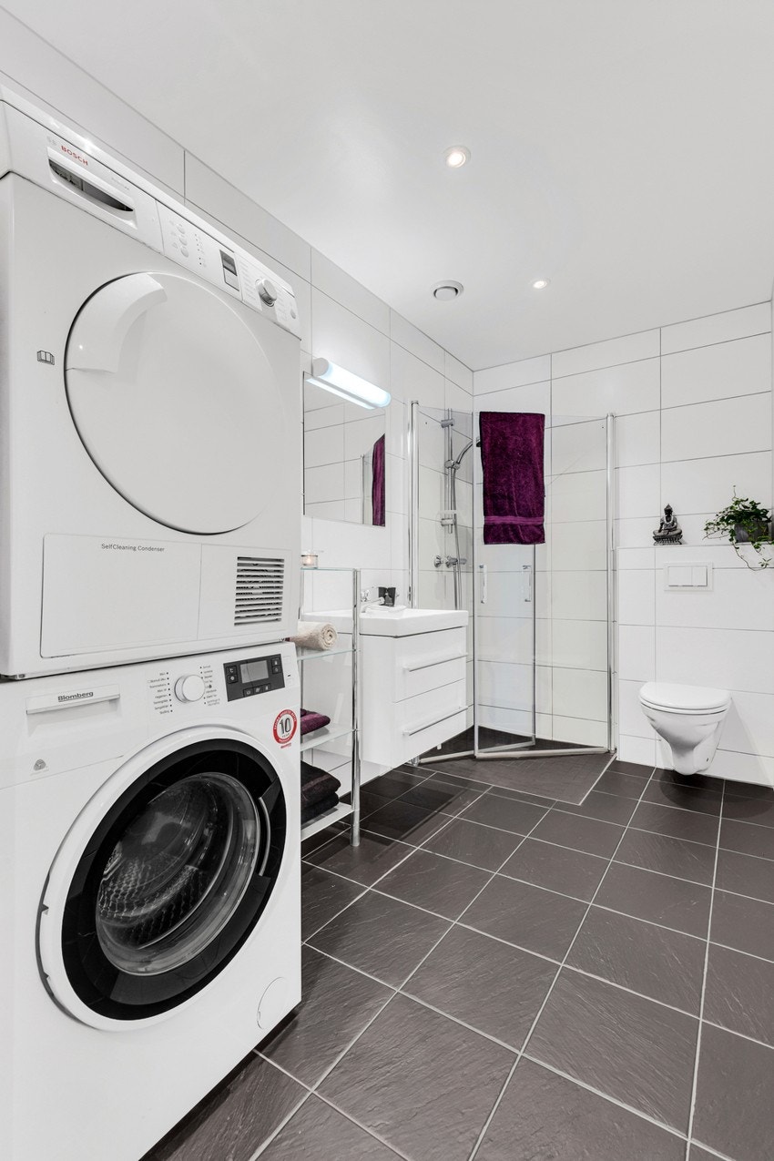 Bad/vaskerom i underetasjen med toalett, dusj og vannbåren gulvvarme. Galleribilde