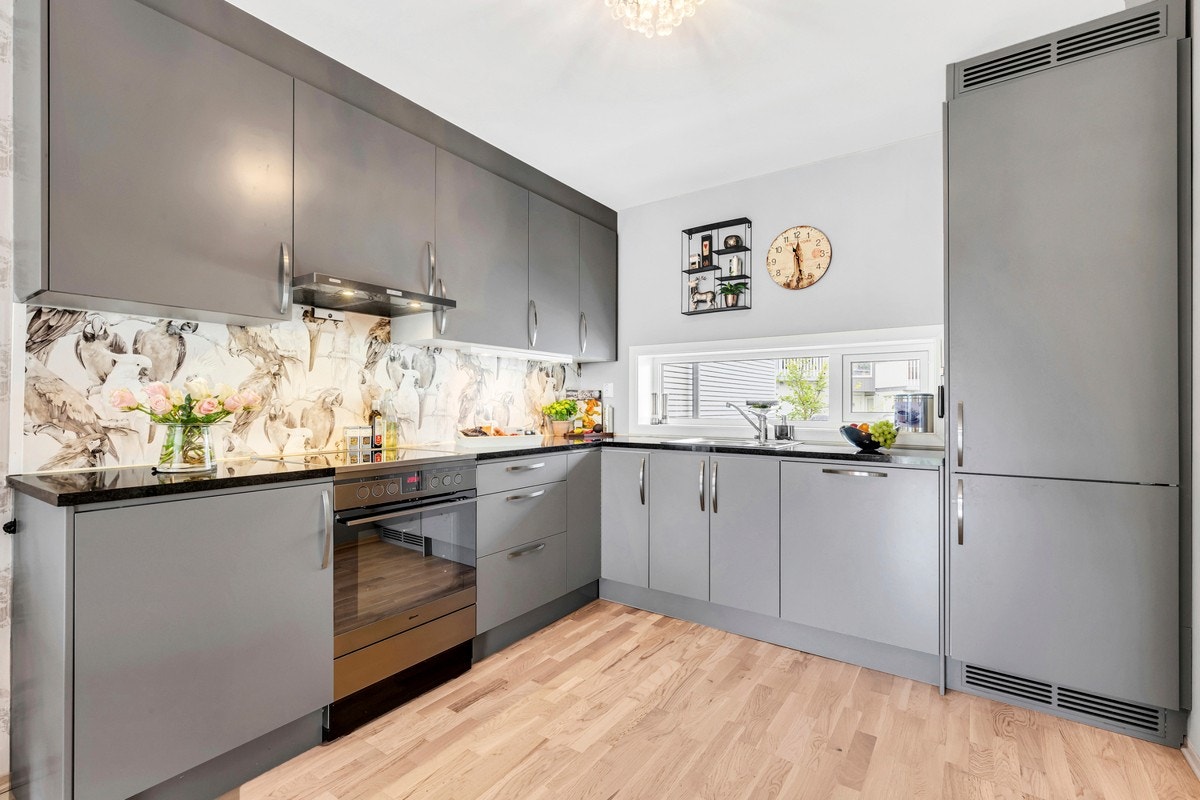 Kjøkkenet har integrerte hvitevarer som oppvaskmaskin og kjøl-/fryseskap, samt ventilator, komfyrvakt, waterguard, benkebelysning og nisje for frittstående komfyr. Galleribilde