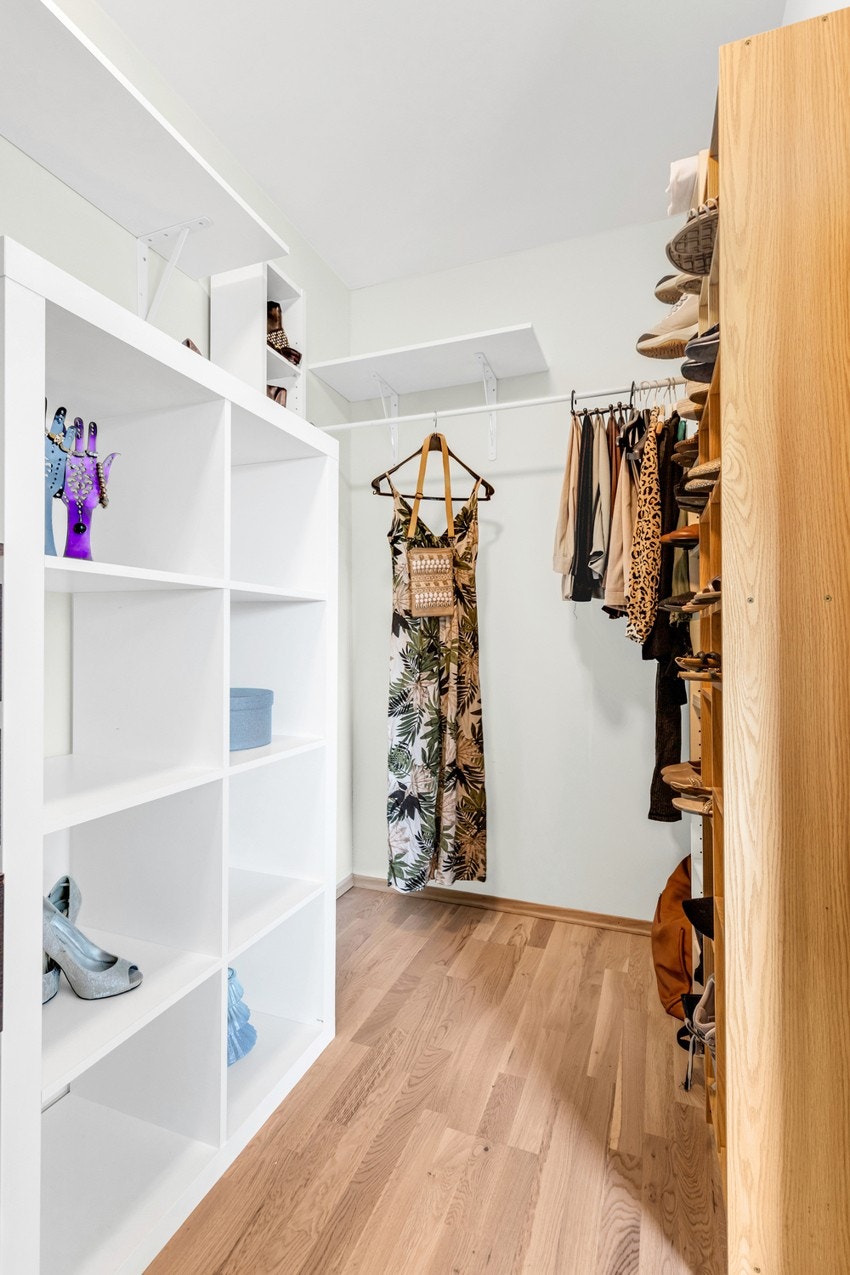 Walk-in closet i tilknytning til master bedroom. Galleribilde