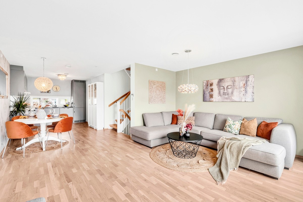 Stuen ligger i åpen løsning med kjøkkenet, og sammen danner de et innbydende allrom med god møbleringsfrihet. Galleribilde