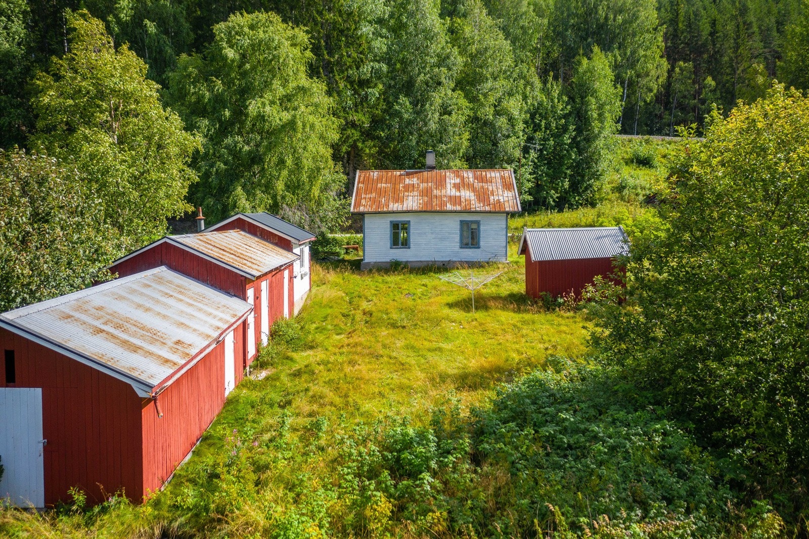 Eiendommen består i tillegg av en uthusrekke og et frittstående uthus. Galleribilde