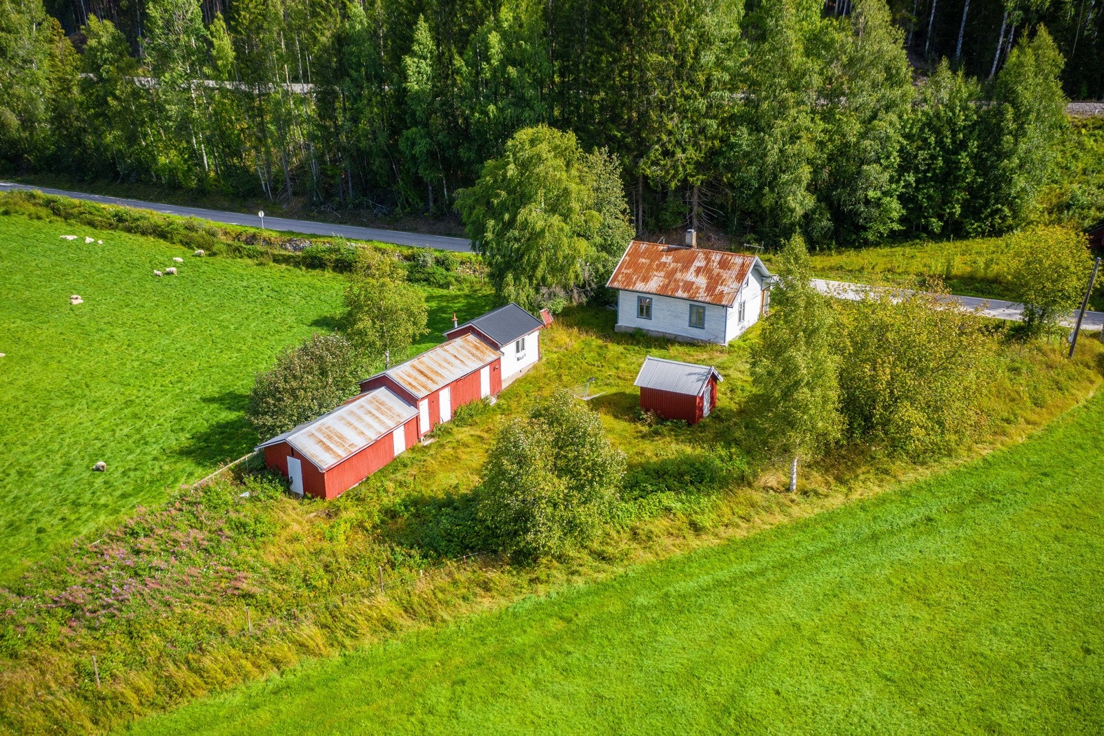Eiendommen ligger landlig til, med gode solforhold. Galleribilde