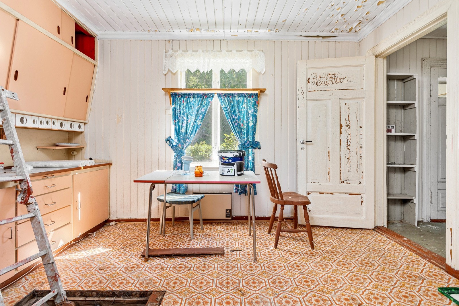 Kjøkkenet er romslig, med plass til spisebord. Galleribilde