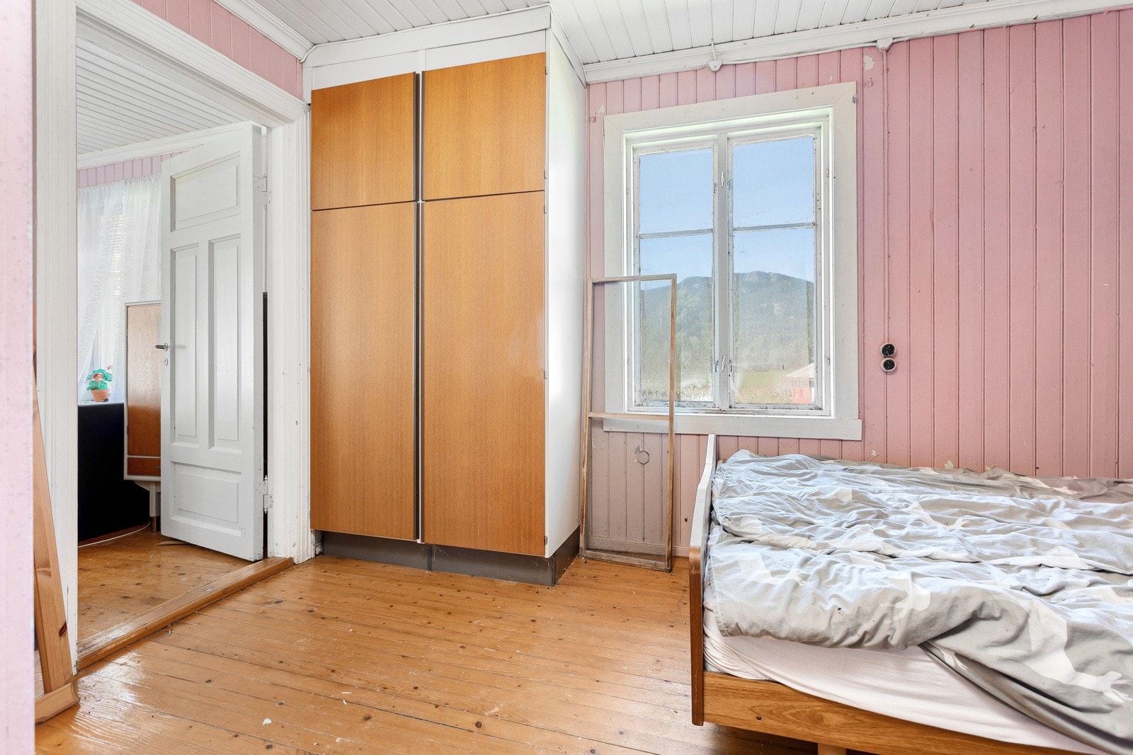 Det er et soverom i hytta. Galleribilde