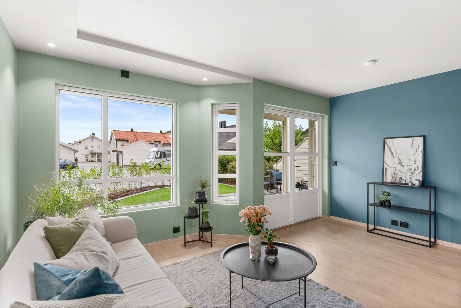 Lyse farger og gode vindusflater gir en behagelig lyssetting i stuen Galleribilde