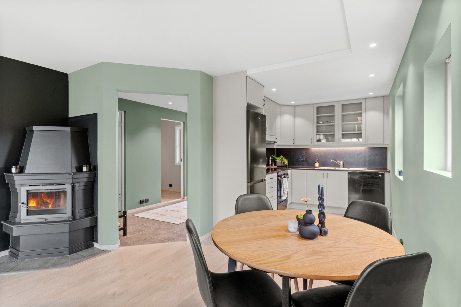 Åpen løsning fra stue til kjøkken Galleribilde