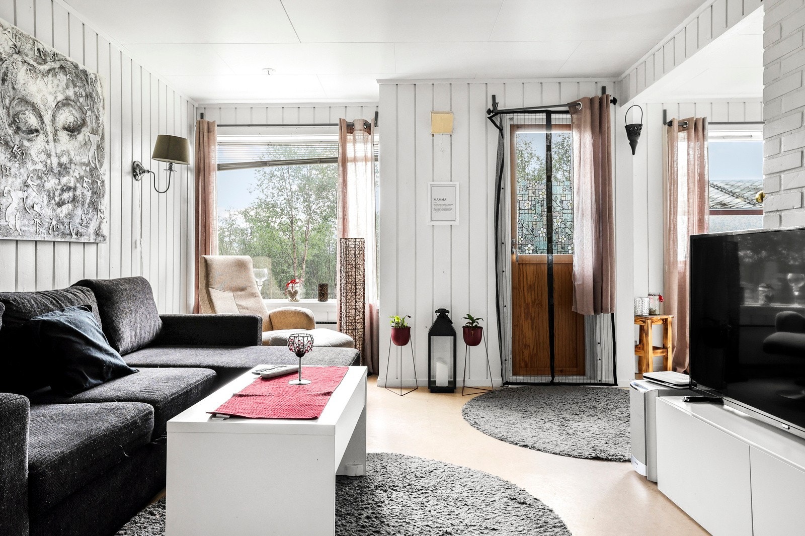 Hvitmalt stue med utgang til balkong Galleribilde