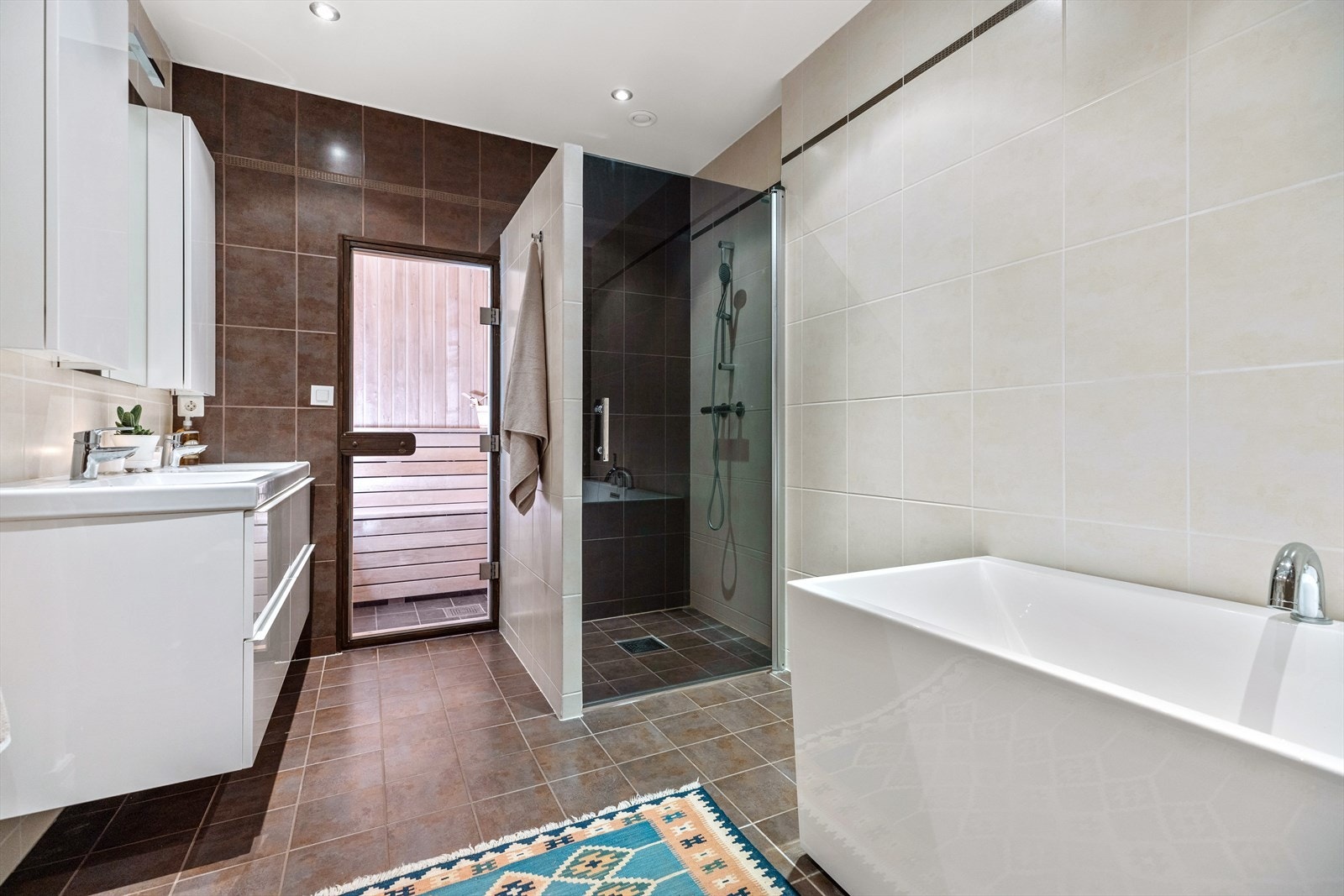 Baderommet har både badekar, dusjhjørne og badstue. Galleribilde