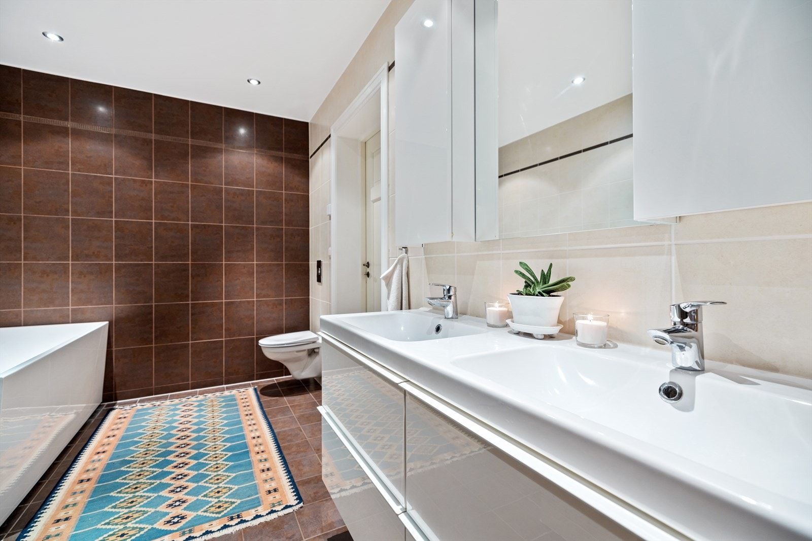 Baderom med tilknytting til hall/kjellerstue Galleribilde