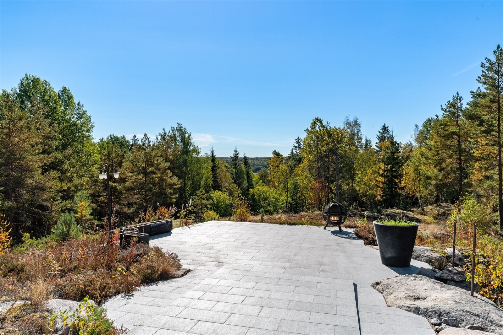 I senere tid er det etablert to herlige terrasser med granitt dekke, og til sammen måler uteplassene ca. 40 kvm. Galleribilde