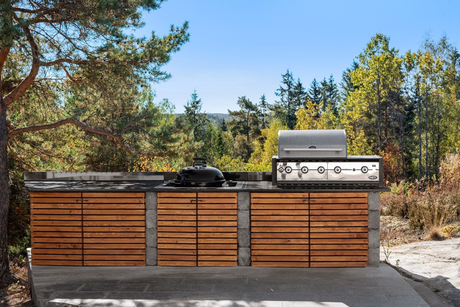 Det er montert et flott, plassbygget utekjøkken med to griller. Galleribilde