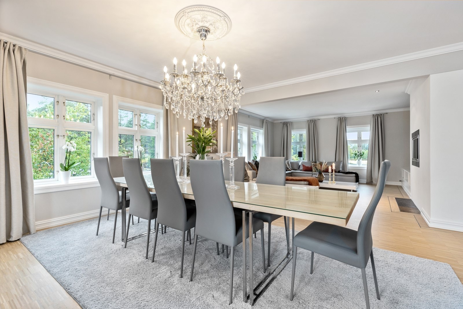 Stuen og spisestuen er et flott høydepunkt i en bolig fylt av påkostede detaljer Galleribilde