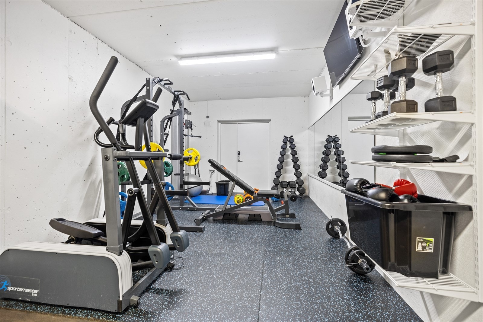 Dette er et teknisk rom som er innredet til treningsrom Galleribilde