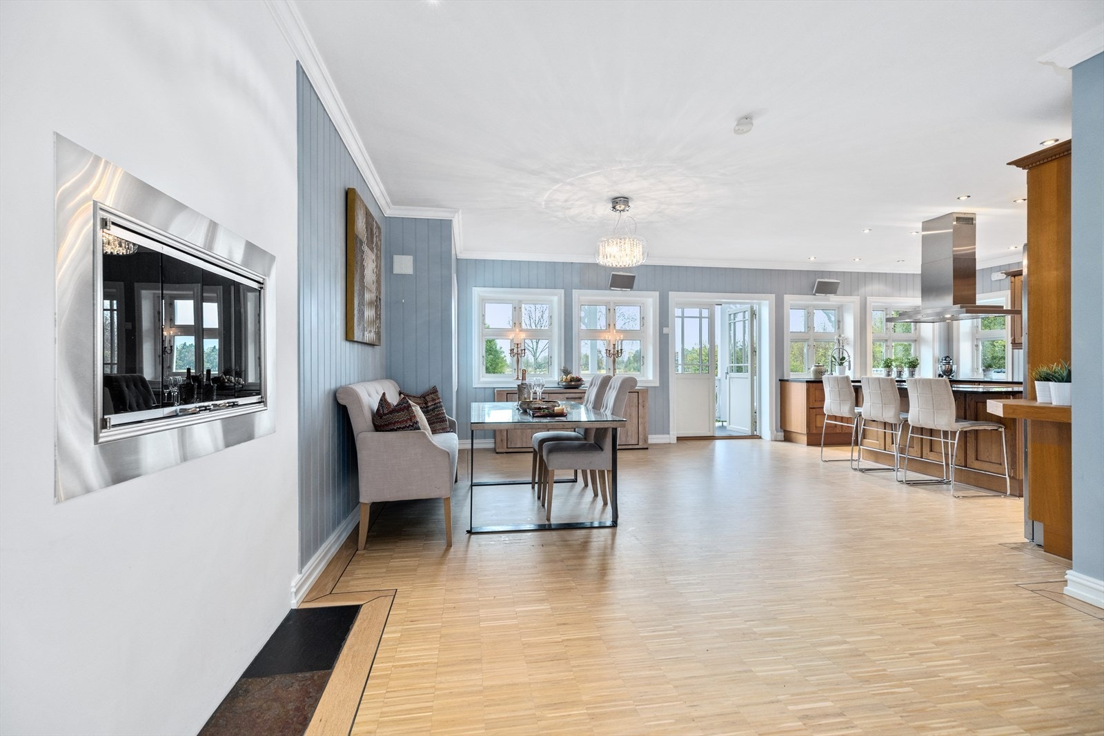 Selv om kjøkkenet har en klassisk stil som kler boligen er den bygget i en funksjonell stil hvor maten både kan inntas på den store granittplaten ved kjøkkenøya mens man ser på at maten tilberedes, eller ved bordet som står i tilknytning til kjøkkenet. Galleribilde