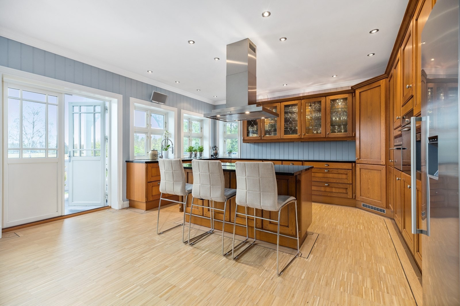 På kjøkkenet er det en stor øy med skap og rom for flere sitteplasser. Galleribilde