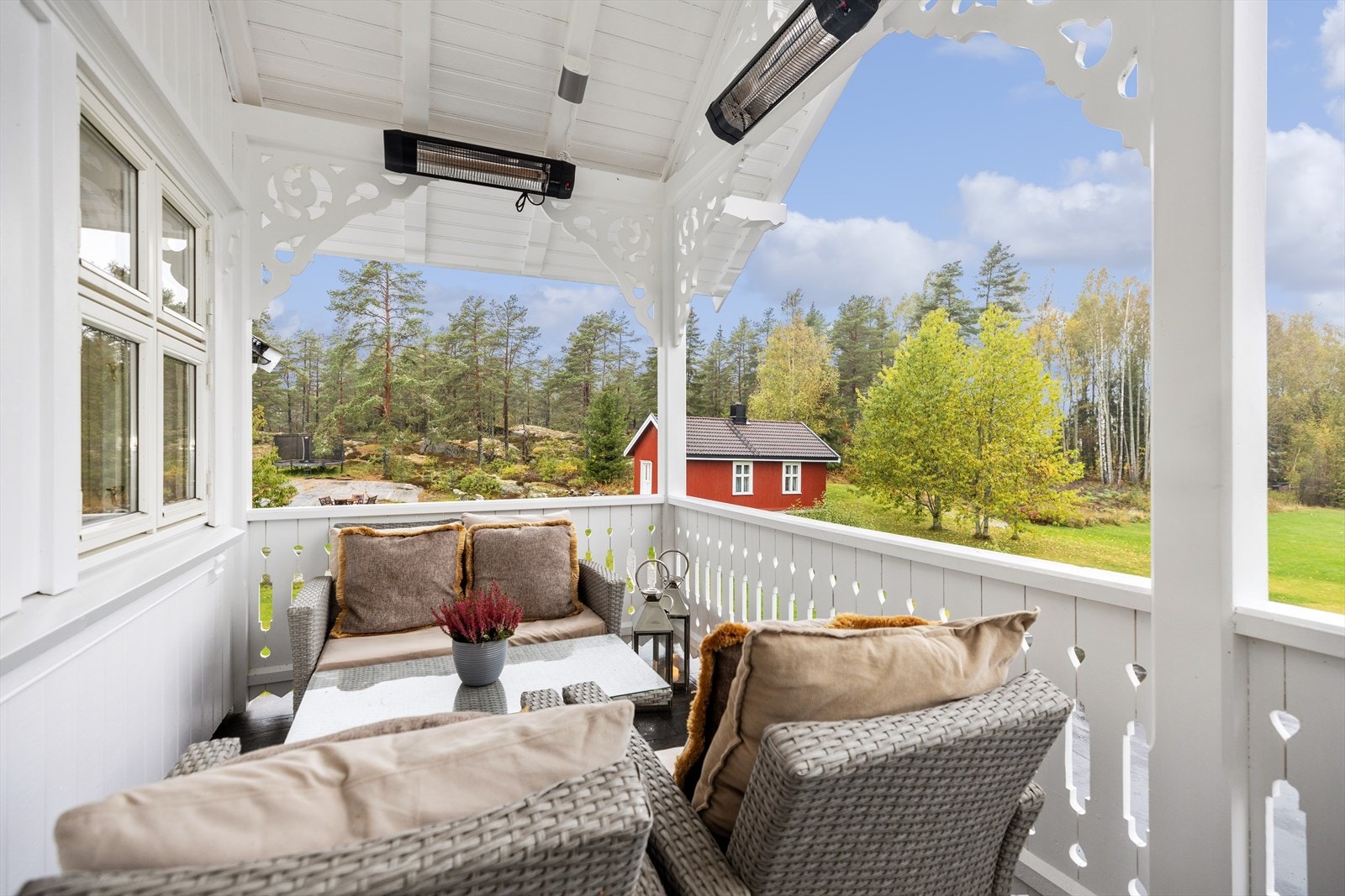 Utenfor kjøkkenet er det en overbygget balkong på ca. 16 kvm. Her finner man enkelt roen mens man skuer utover de skogkledde omgivelsene. Galleribilde