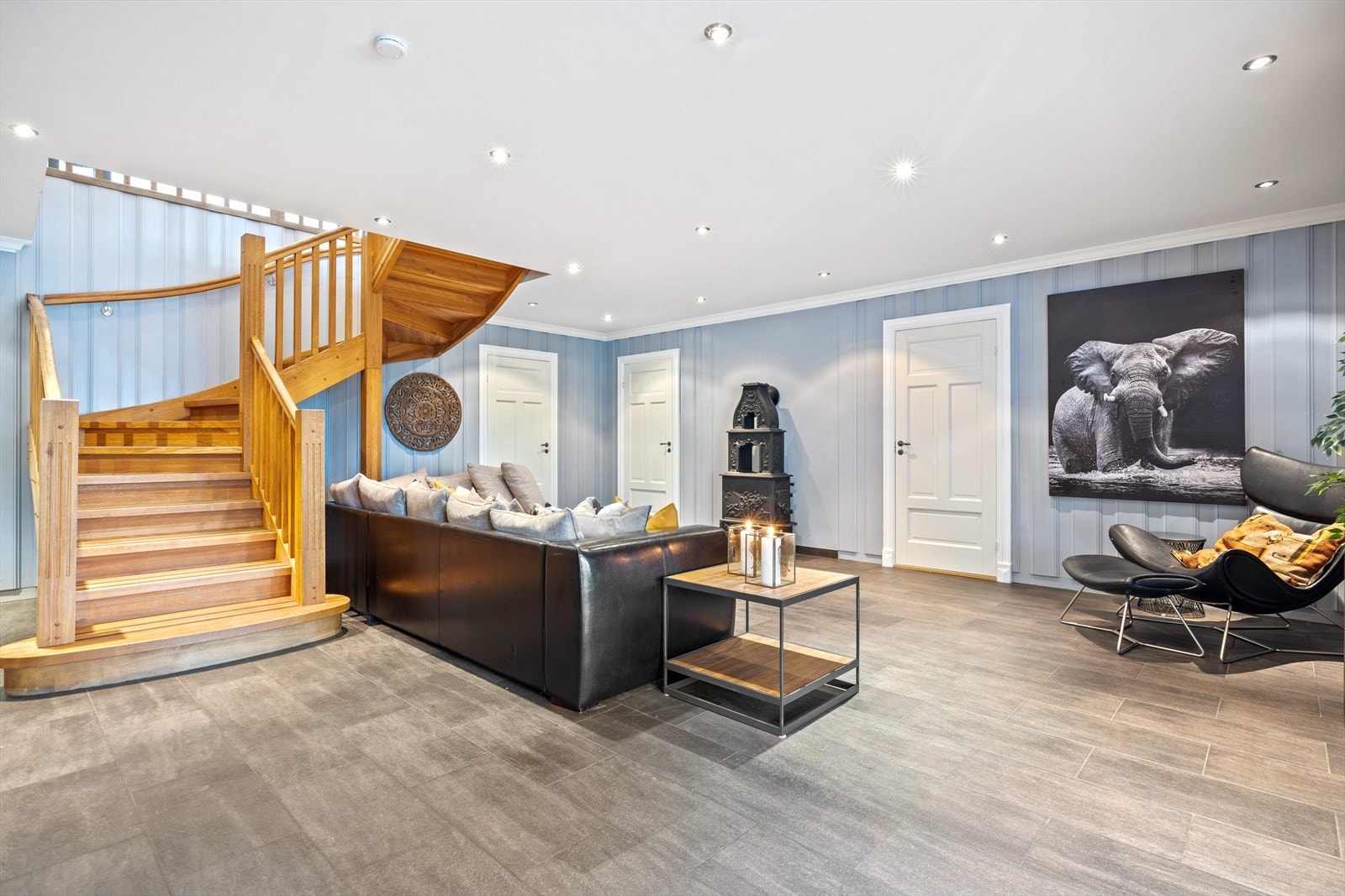 Det er både gulvvarme og en vakker ovn for ekstra hygge. Galleribilde