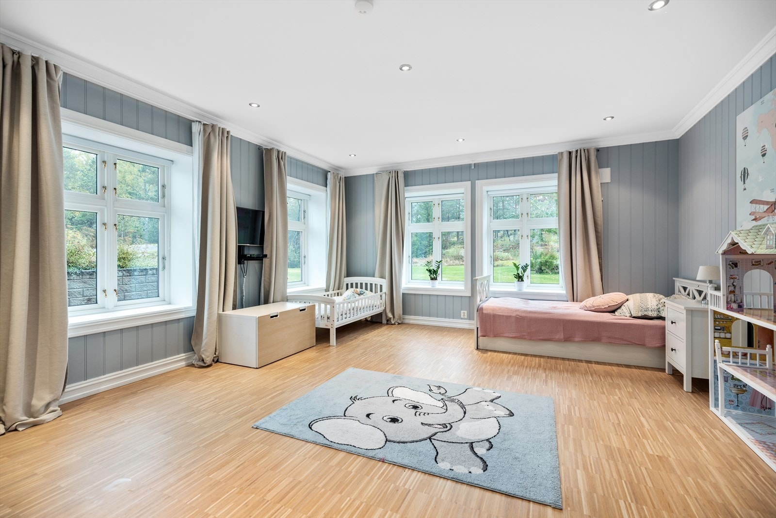 Store krysspostvinduer sørger for godt med naturlig lys til rommene. Galleribilde