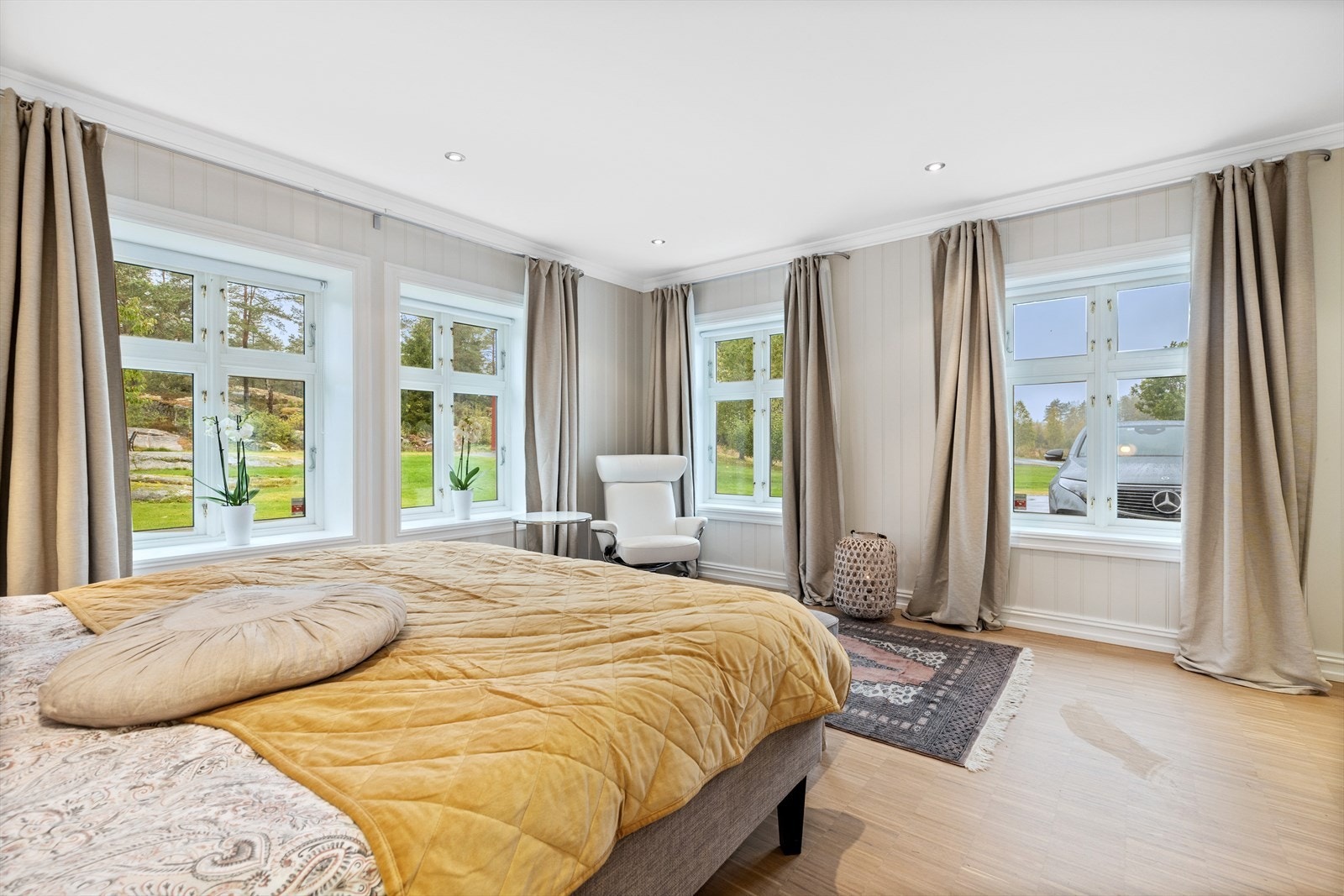 Eneboligen har hele seks gode, delikate soverom - fire i første etasje og to i andre etasje. Her er det stille og ingen sjenerende naboer eller trafikk. Galleribilde