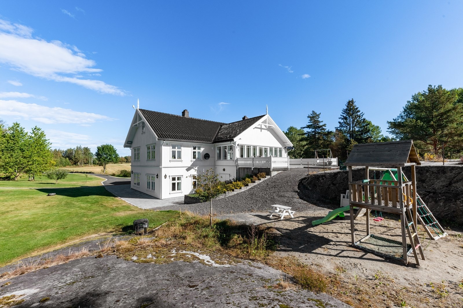 Huset har et flott og herskaplig uttrykk med påkostede materialvalg. Eier har opparbeidet en fin liten lekeplass med myk sand. Galleribilde