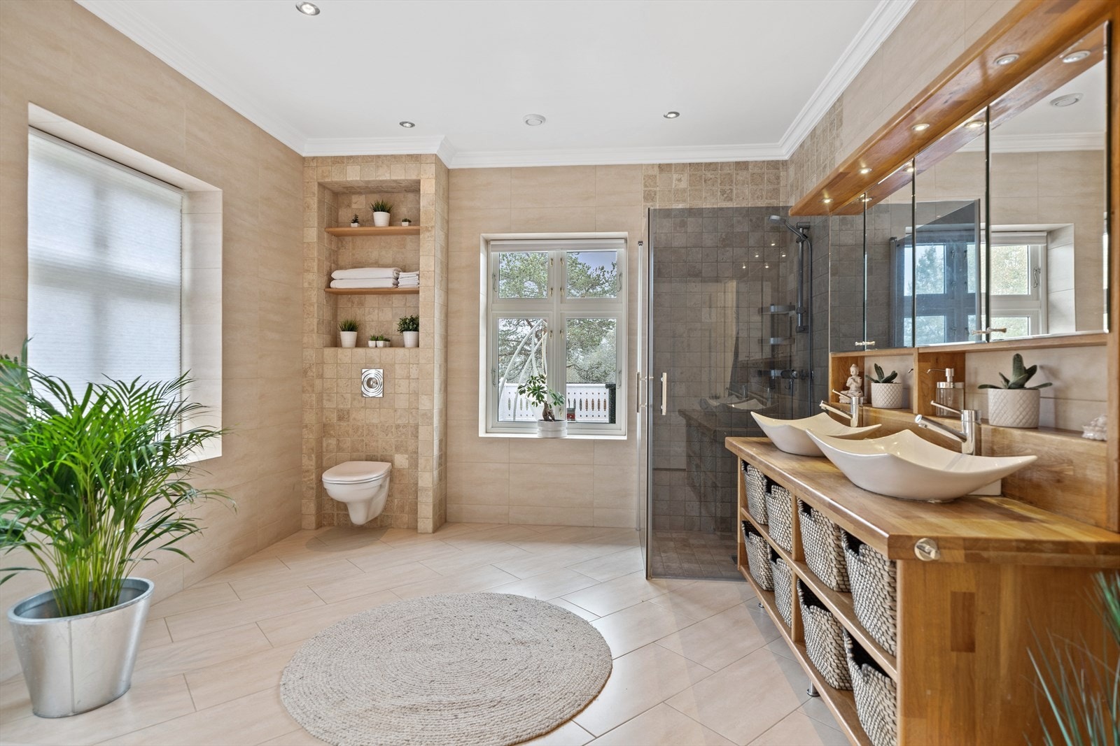 Boligen har hele tre utsøkte bad - ett i andre etasje og to i første etasje. Galleribilde