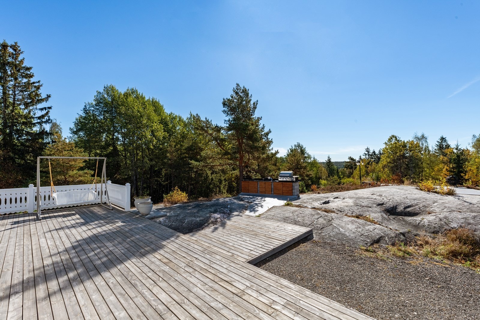 Her kan man enkelt innrede i ulike soner, og uteplassen innbyr til store, sosiale sammenkomster. Galleribilde