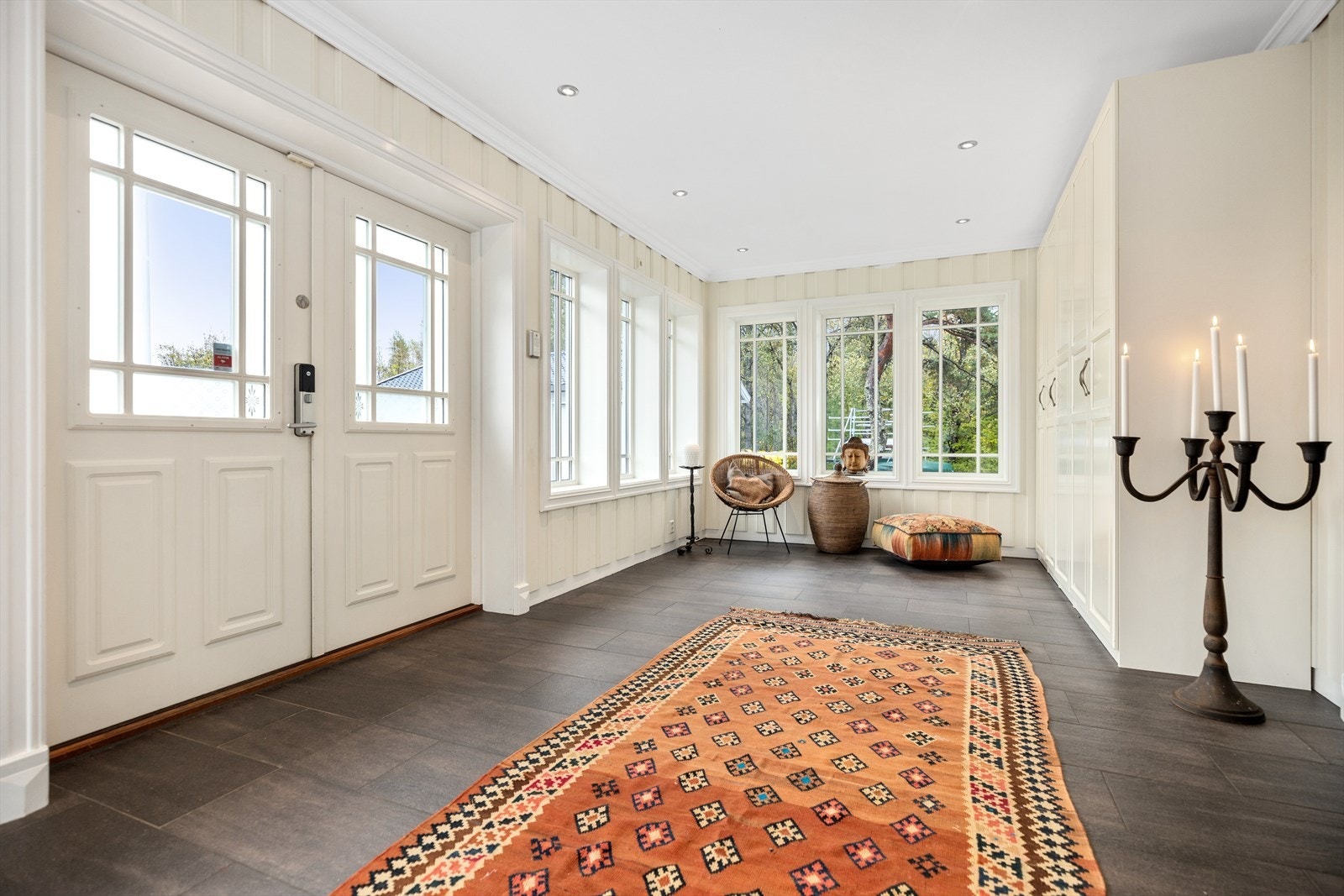 Entreen er stor og flott, passer utmerket inn i det herskapelige huset og gir et fint førsteunntrykk av huset. Her er det også godt med skapplass, og også rom til å plassere inn flere møbler Galleribilde