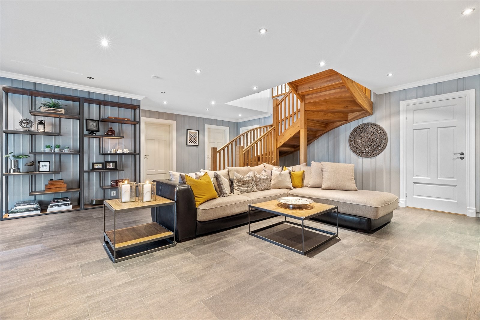 I første etasje er det en flott hall/stue med skiferfliser, panelvegger malt i en trendy blåtone. Galleribilde