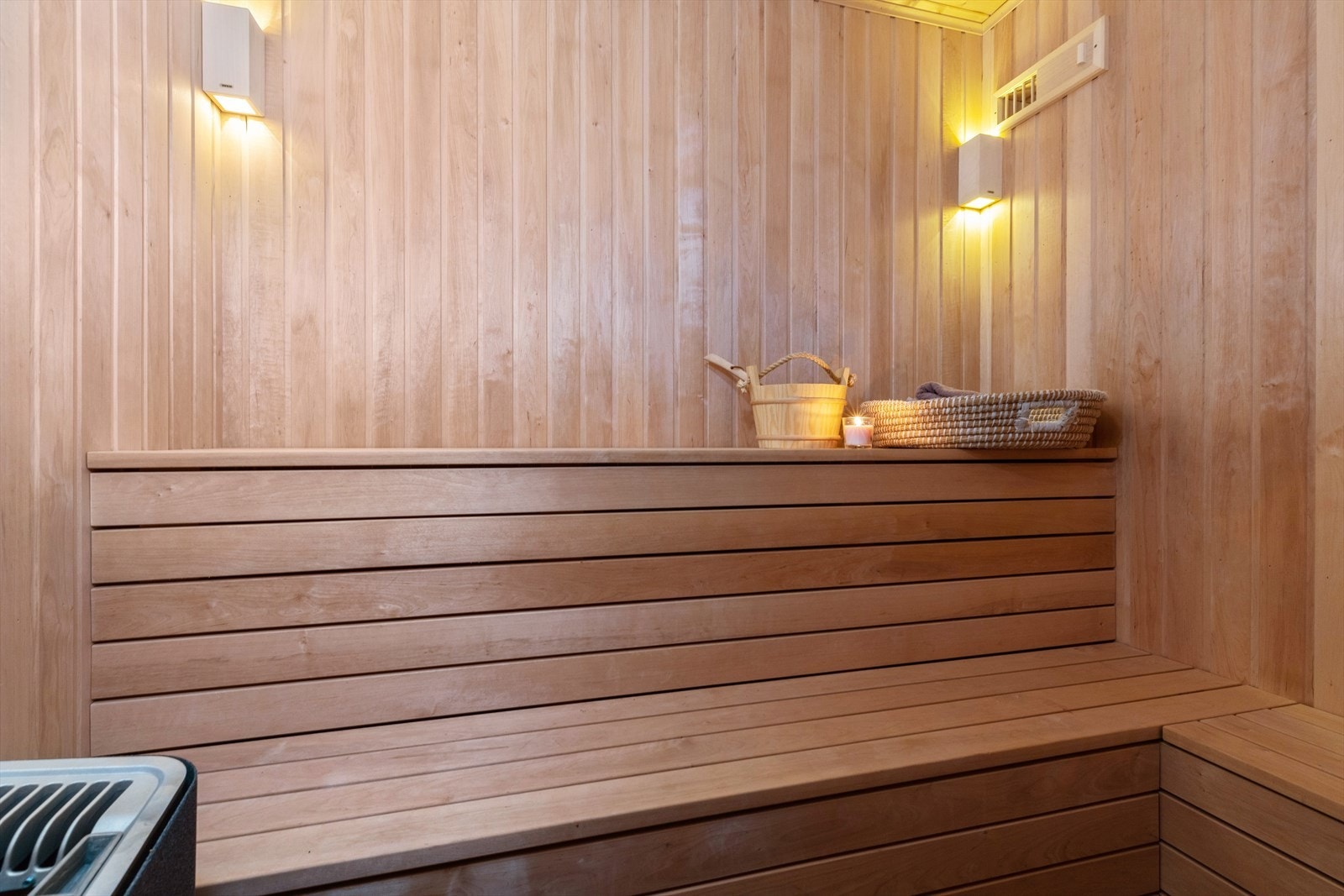 På ett av badene i første etasje er det egen badstue med plassbygde trebenker Galleribilde