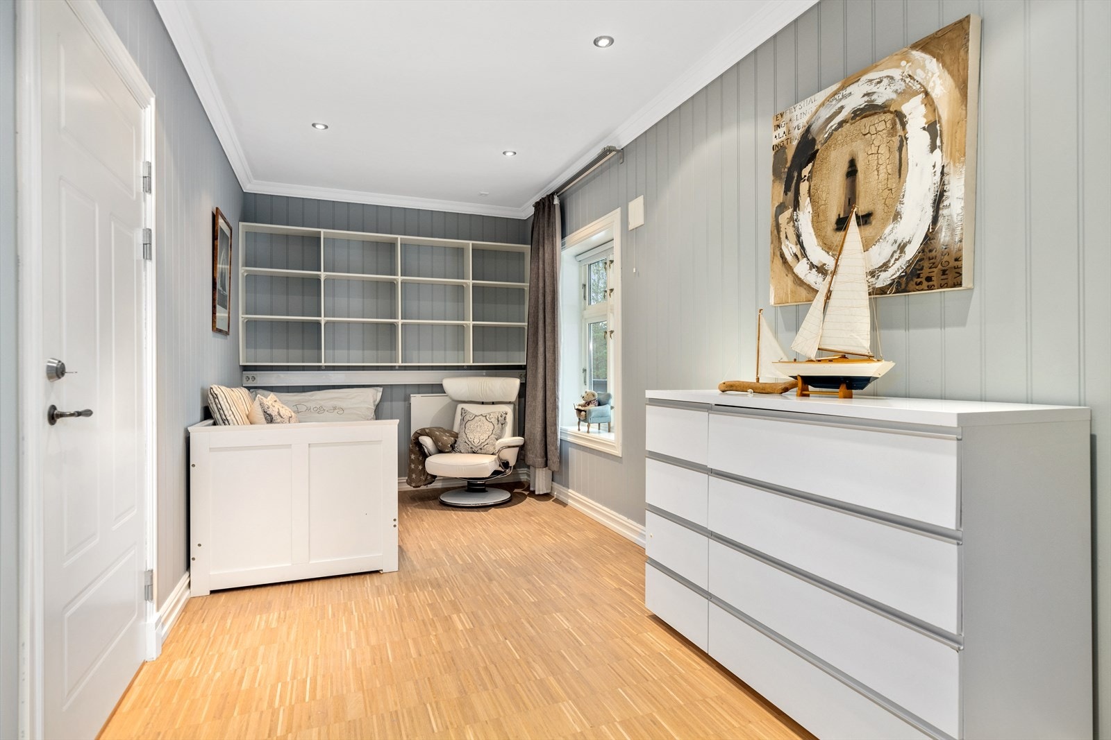 Soverom 2 i andre etasje med adkomst via trapp til loftet. Galleribilde