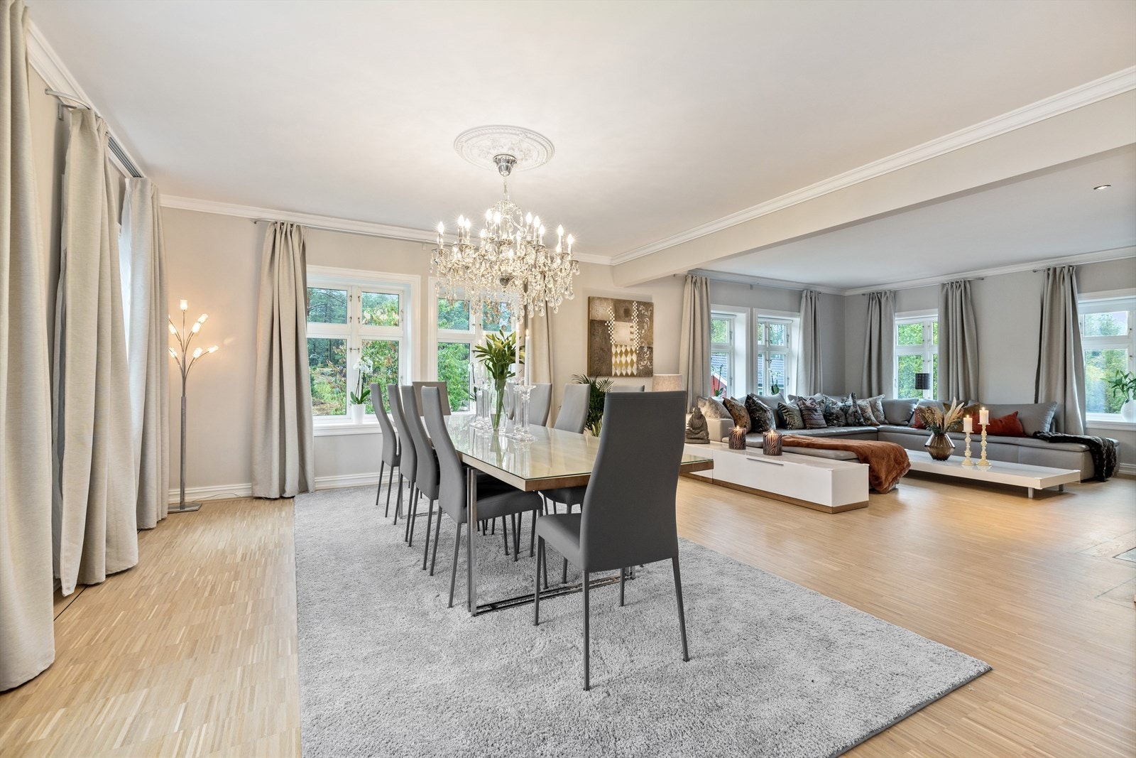 Spisestuedelen har en nydelig rosett i himlingen, og innbyr til store middagsselskaper og det har vært arrangert middager for over 60 personer Galleribilde