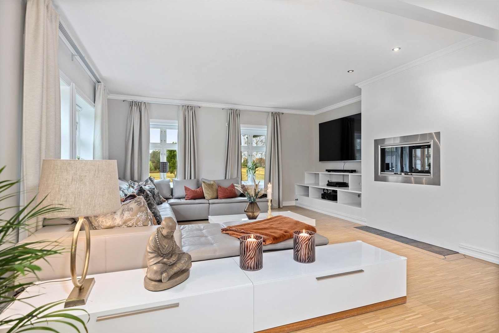 Det er svært god møbleringsfrihet i stuen, så her kan man enkelt innrede med flere sittegrupper uten at det oppleves rotete. Stuen har en innebygd peis som gir god stemning på mørke kvelder Galleribilde