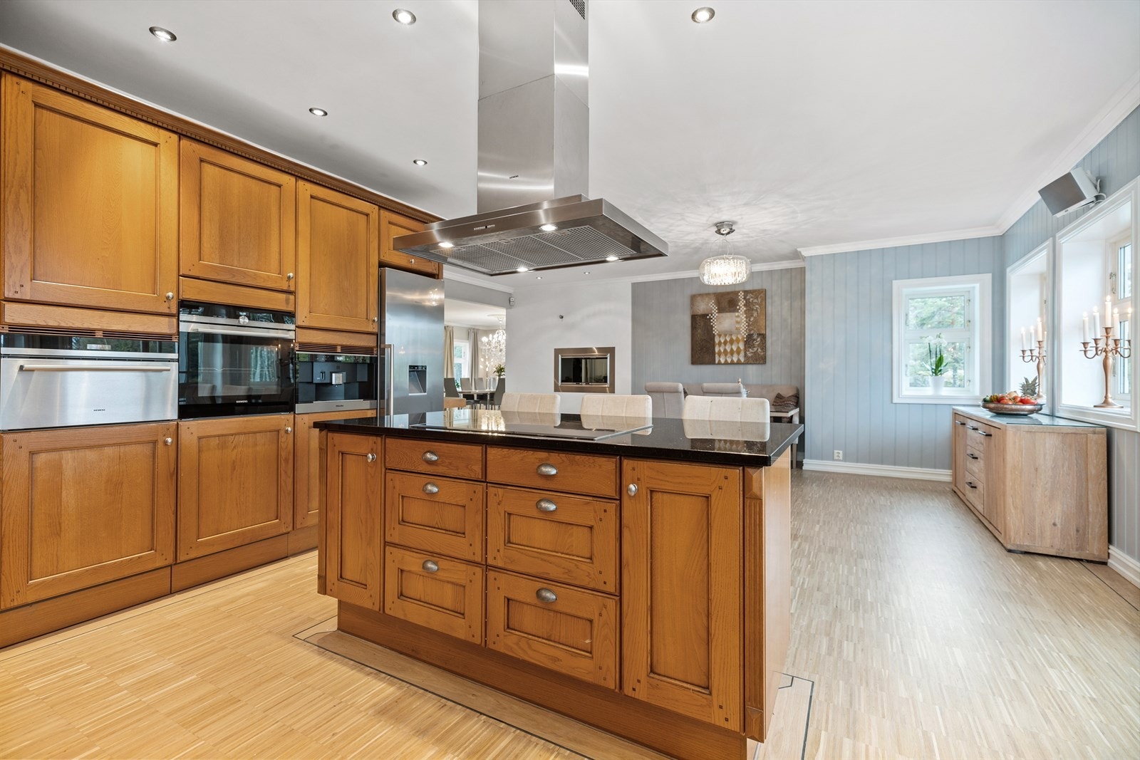 Av hvitevarer har kjøkkenet integrert induksjonstopp, stekeovn, kaffemaskin, dampovn, oppvaskmaskin og kjølehjørne. Galleribilde