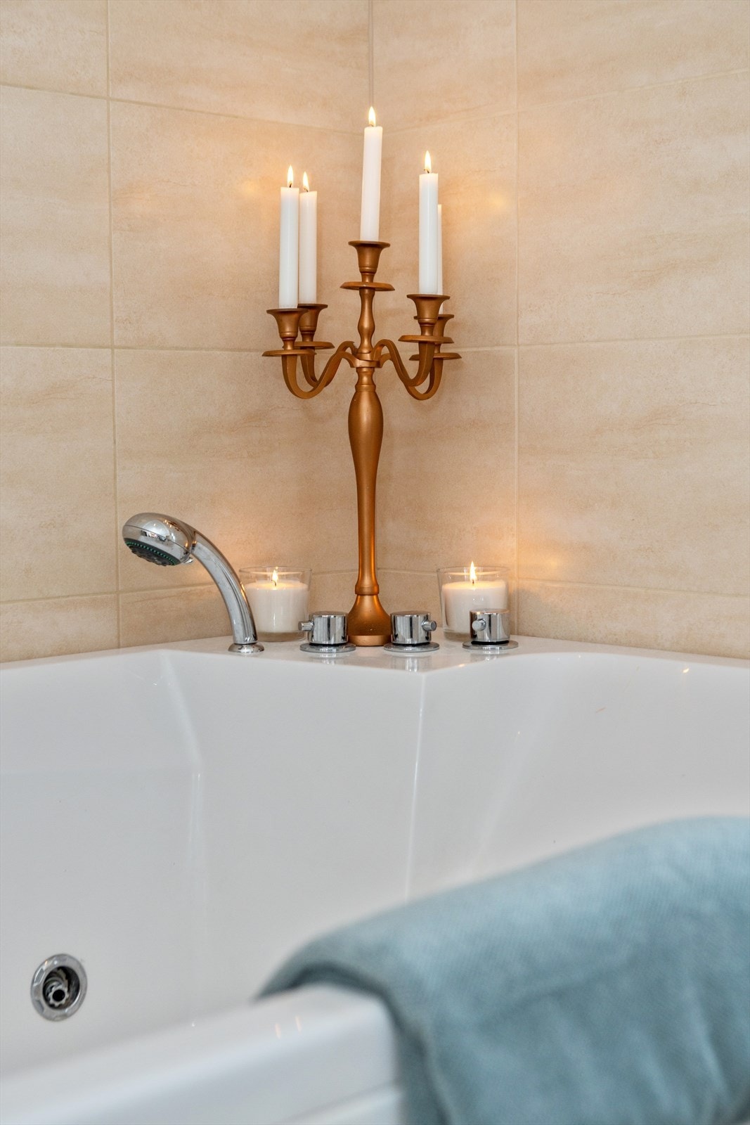 Badet har både et dusjhjørne med innfellbare glassdører og et stort boblebadekar med dusjløsning Galleribilde